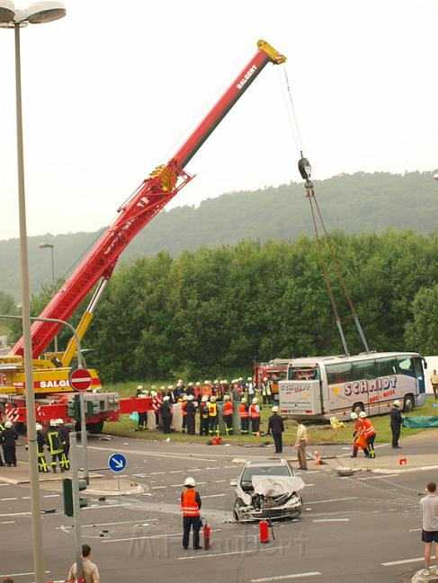 Schwerer Unfall mit Reisebus Lohmar Donrather Dreieck P473.JPG